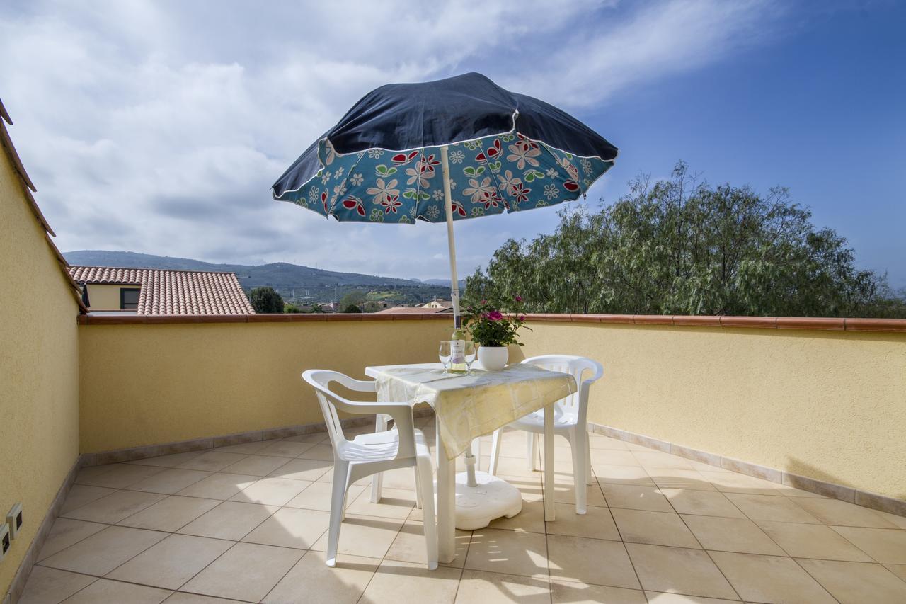 Three-Bedroom House with Terrace and Patio and 2 private Bathrooms - Split Level,982382683:JPEG